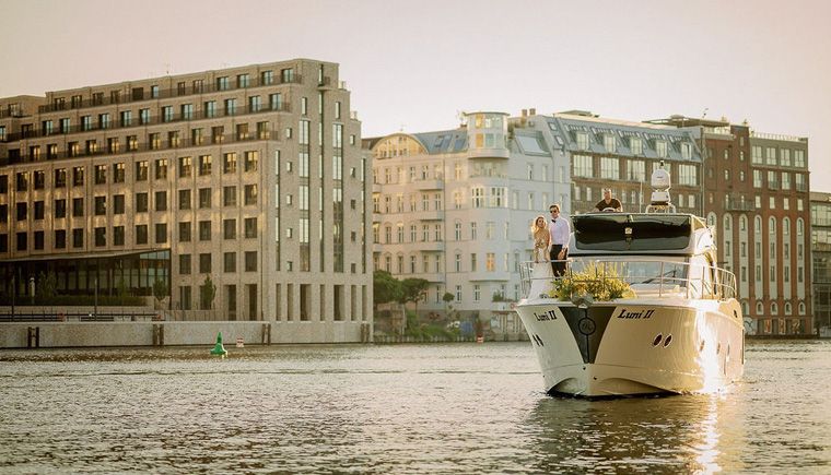 Modern Elegance on a luxury Yacht in Berlin