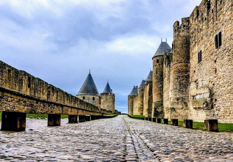 Carcassonne: cosa vedere nella città medievale in Francia 7 Strada attorno al castello