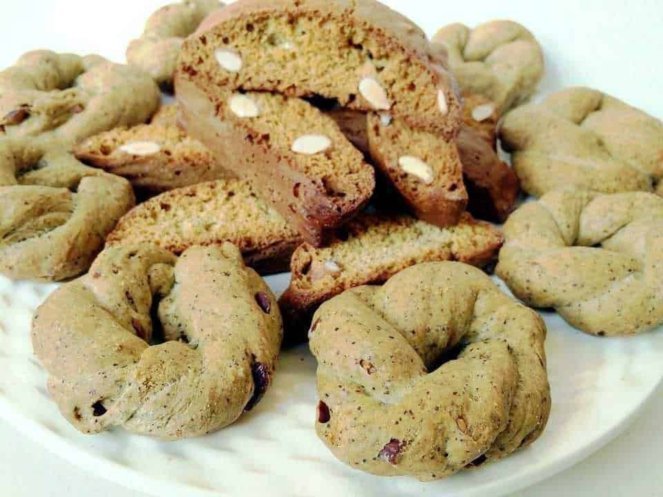 Pane di mandorle e biscotti alle noci con gocce di cioccolato, dolci tipici italiani fatti in casa, ideali per colazione o merenda, ricetta semplice e gustosa.