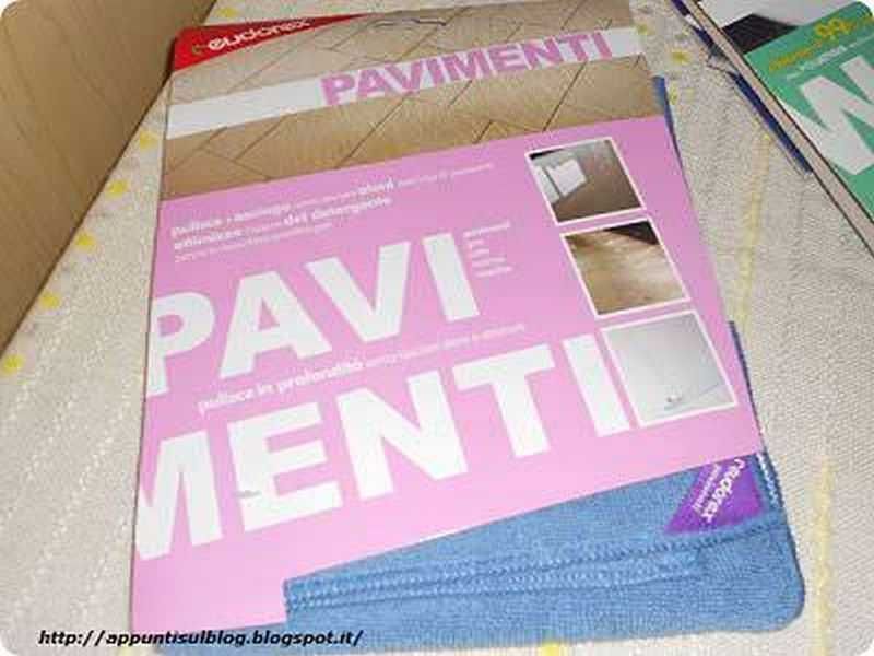 Prezzo pavimenti in laminato con campioni e cartelloni pubblicitari.