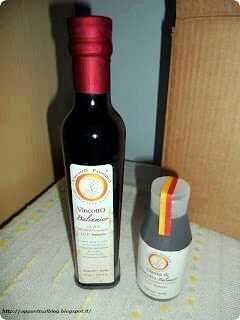 Bottiglia di vincotto rosso elegante con etichetta di alta qualità, ideale per abbinamenti enogastronomici raffinati, perfetta per occasioni speciali e momenti di convivialità.