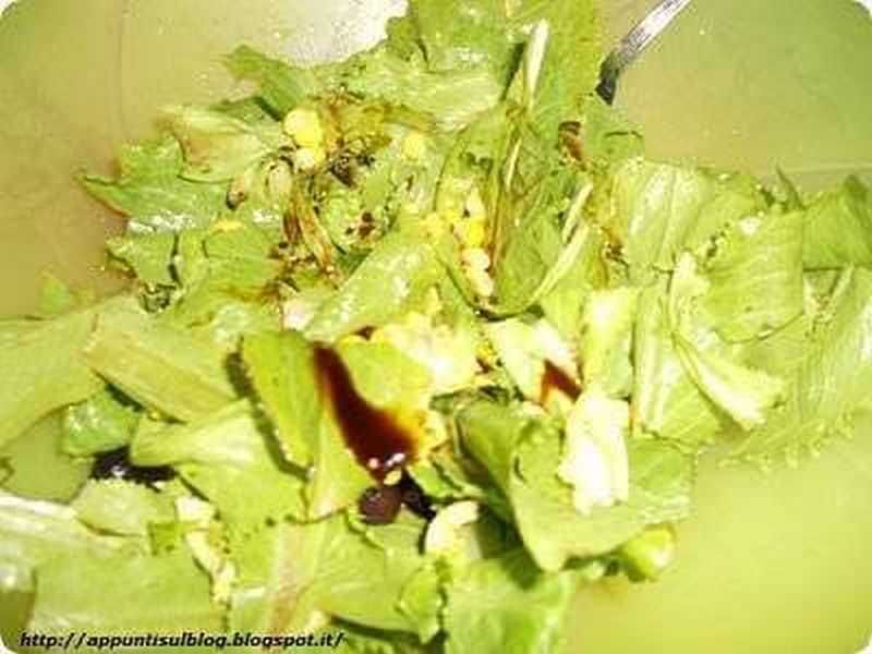 Verdure fresche e croccanti preparate per insalata, ricche di fibre e vitamine, ideali per un'alimentazione sana e equilibrata.