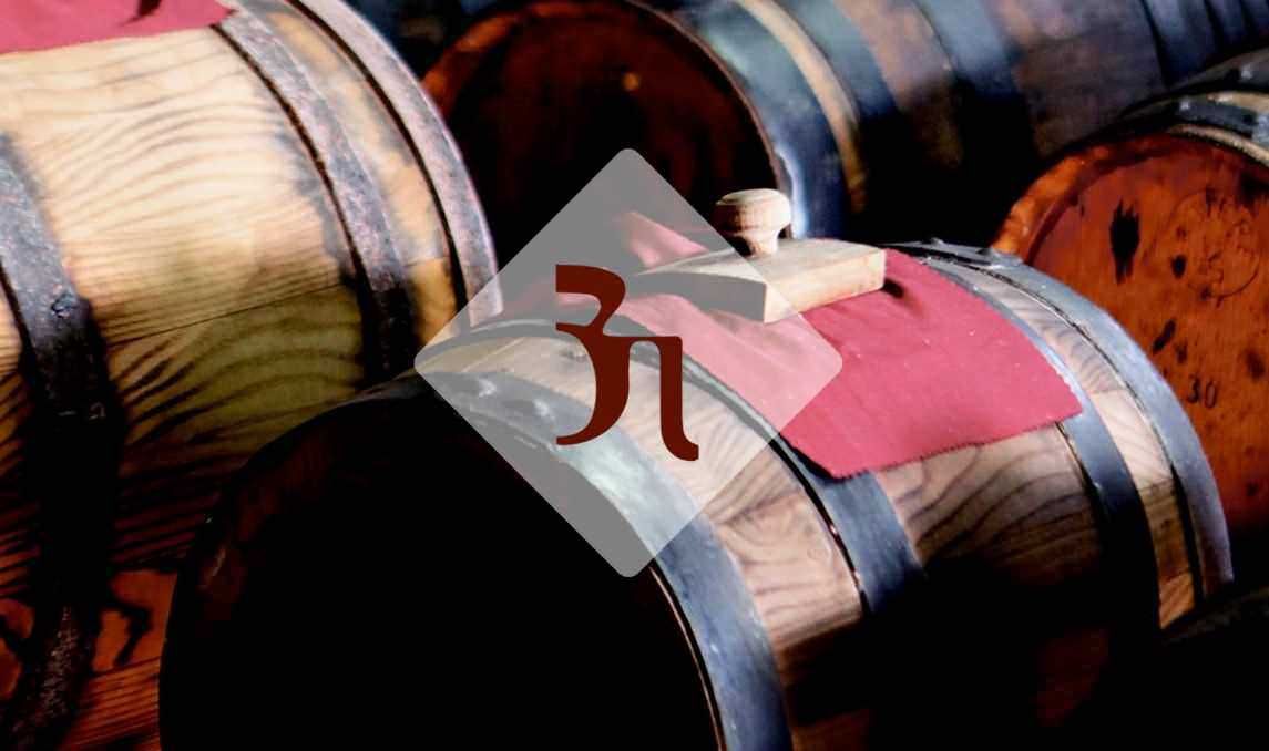 Barili di vino di rovere in cantina, maturazione e invecchiamento di vini pregiati, dettaglio di botti in bottega vinicola, produzione di vino artigianale, appunti sul blog.