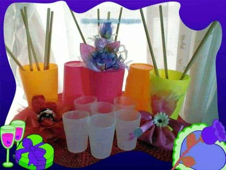 Bicchieri di plastica colorati con decorazioni di festa, utensili e regali per occasioni speciali, ideale per ricevimenti e feste di compleanno. Decorazioni vivaci e allegre per eventi indimenticabili.