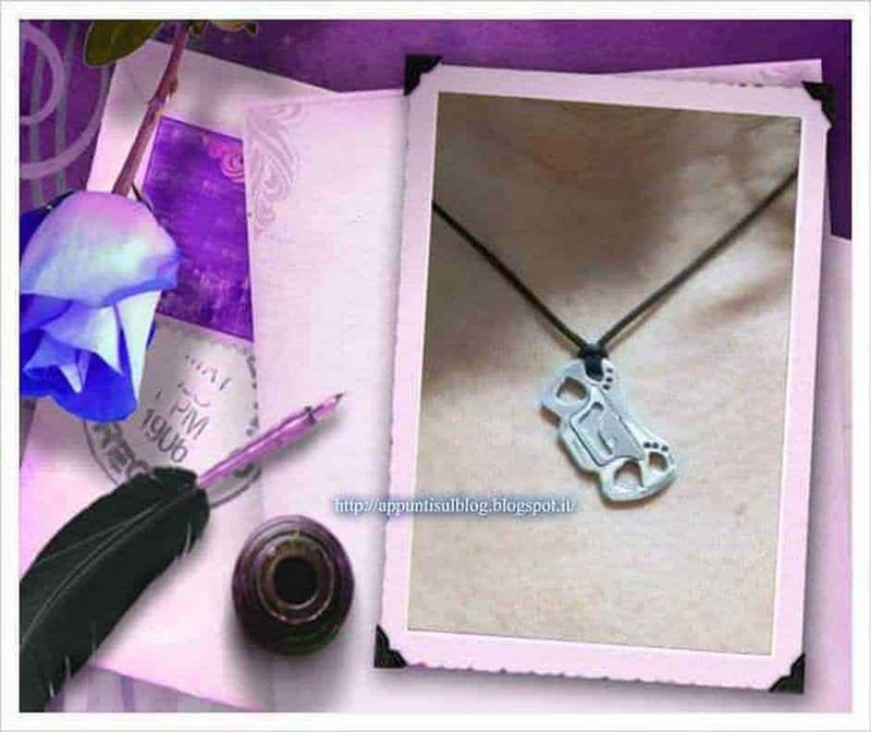 Collana con ciondolo a forma di bottiglia di birra, accessorio trendy, gioielli originali, moda street style, decorazioni personalizzate, stile urbano fashion, originalità nel design, moda alternativa, bijoux innovativi, dettagli fashion unici.