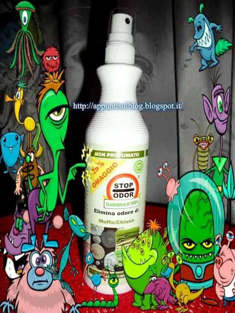 Stop-Odor, eliminiamoli in modo naturale 3 Odore eliminatore spray antimuffa e chiusure, tra folli mostri cartoon, pubblicità spray disinfettanti per ambienti e prodotti per eliminare muffa e cattivi odori, nel contesto di un'illustrazione colorata e giocosa.
