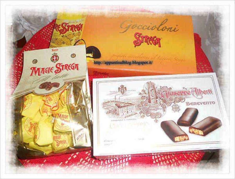 Cioccolatini Strega Benevento con cioccolato puro 2 Cioccolatini Strega Benevento. Caramelle tradizionali italiani alle mandorle, provenienti dalla tradizione campana,