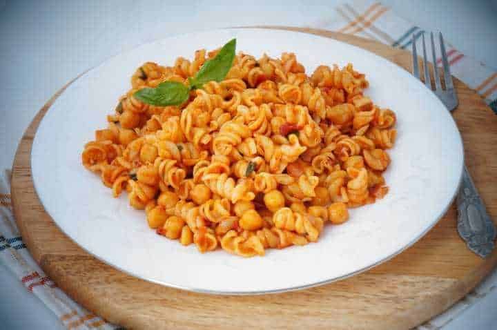 Deliziosi fusilli con salsa di pomodoro e basilico