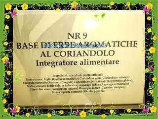 Foglio con etichetta "NR 9 - Base Aromatiche al Coriandolo - Integratore alimentare", decorato con fiori e foglie verdi, riposto su fondo beige.