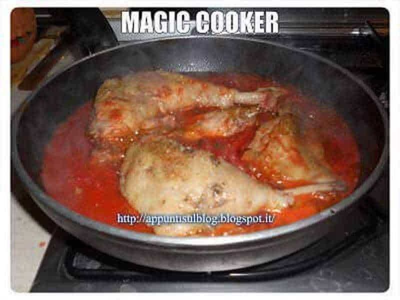 Magic Cooker coperchio porta la magia in cucina 2 Magic Cooker in cottura, pollo in padella con il coperchio brevettato