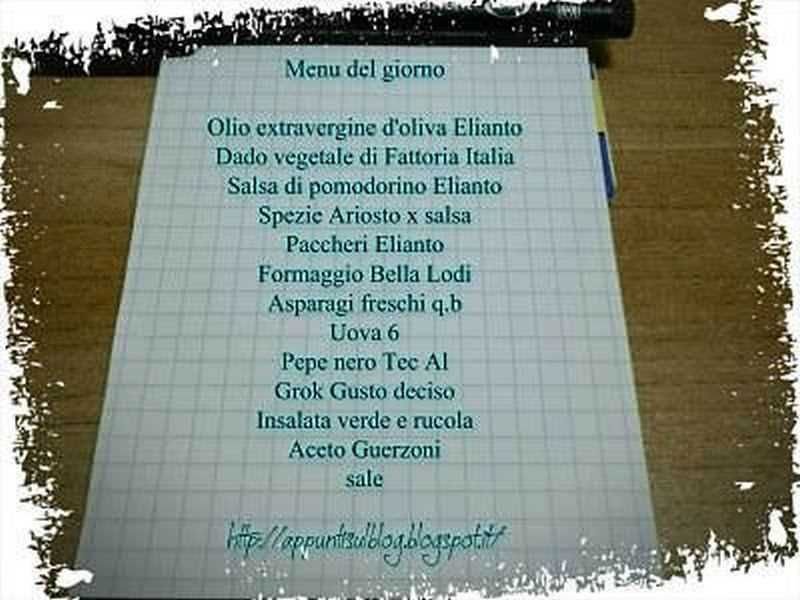 Menu con paccheri elianto: Farfalle con seppie e salsa al nero di seppia decorata con erbe fresche e fiori commestibili, presentata su piatto elegante in ristorante di alta cucina.