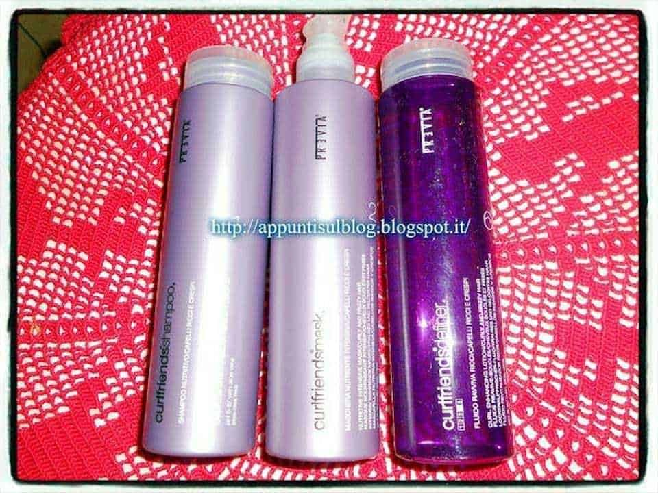 Previa: Creme per capelli di qualità, ideali per capelli ricci e crespi, in confezioni viola e bianca, posizionate su un tessuto rosso traforato. Perfetti per la cura e lo styling dei capelli ricci.