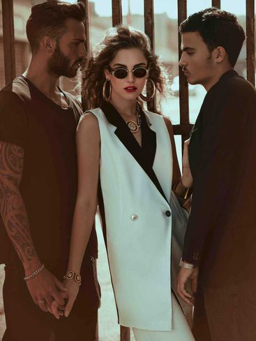 Shiki: moda abbigliamento donna, uomo e bambino 9 Vestiti alla moda di tre giovani adulti in posa su uno sfondo urbano, con stile unico e accessori di tendenza, evidenziando moda street style e outfit sofisticati.