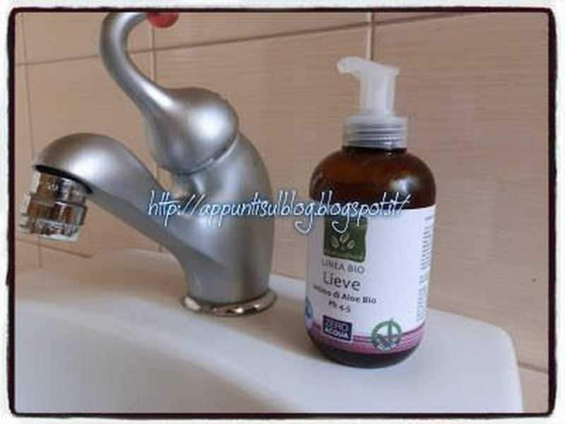 Benessence linea Bio con Aloe Vera, amica della pelle 3 Lavandino con dispenser di sapone liquido biologico all'Aloe Vera vicino a rubinetto in cucina.