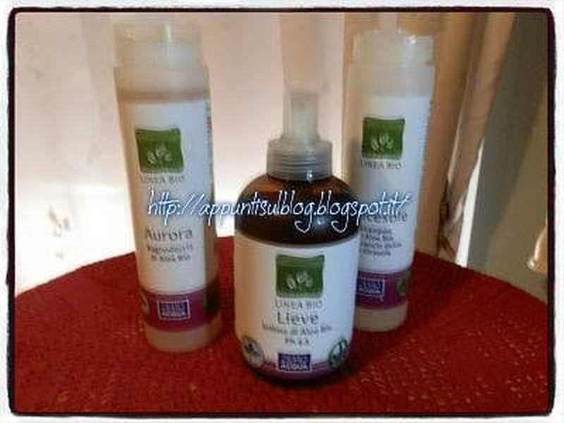 Benessence linea Bio con Aloe Vera, amica della pelle 2 Linea bio all'aloe vera: Aromi naturali in bottiglie di plastica trasparenti sul tavolo di legno, ideali per aromaterapia e benessere naturale. Prodotti biologici per la cura del corpo, vendita online su Appunti Sul Blog.