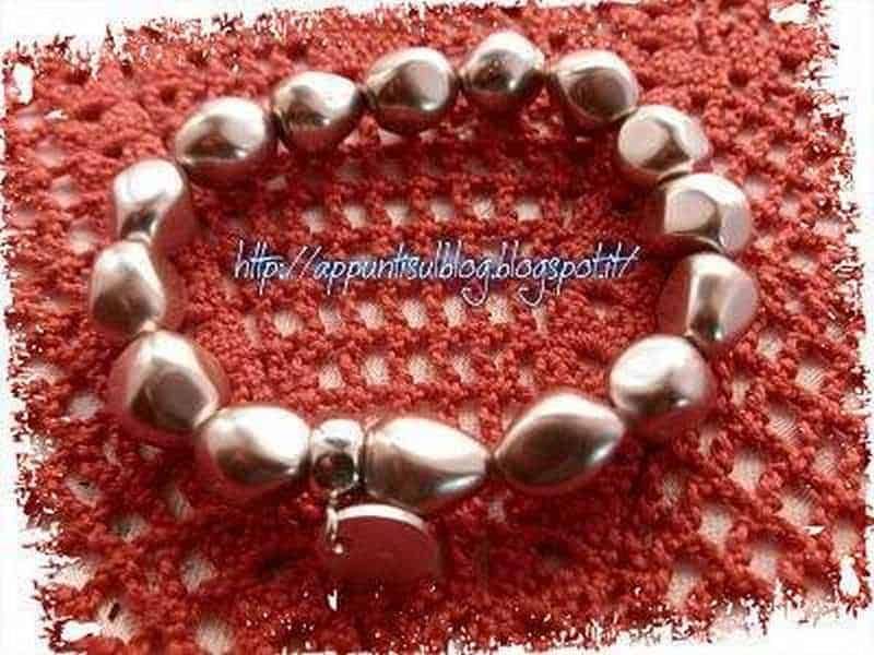 Perle di argento su tessuto ricamato rosso, braccialetto elegante e raffinato, ideale come regalo o accessorio di moda. Il braccialetto con perle d'argento su sfondo in tessuto ricamato rosso, perfetto per occasioni speciali o come dono di classe.