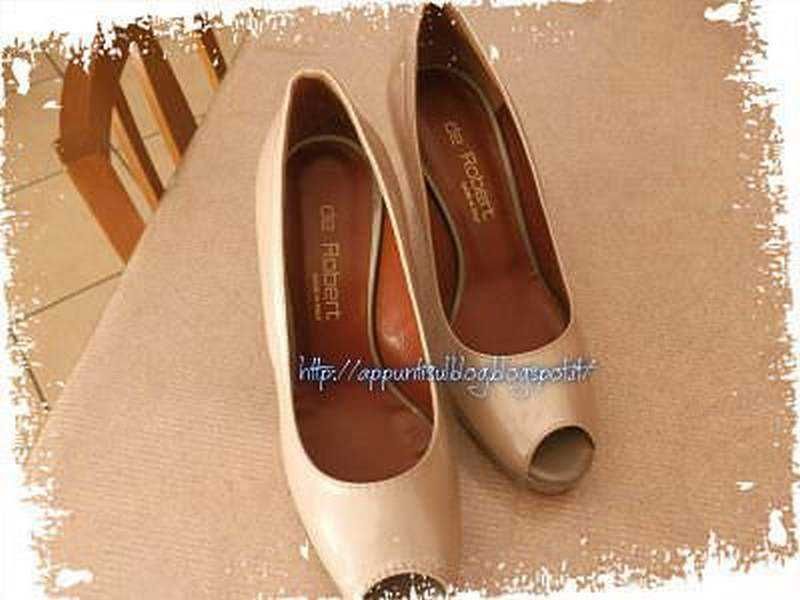 Calzature eleganti con punta rotonda e tacco basso, ideali per look sofisticati e comodi. Perfette per occasioni formali o quotidiane, aggiungono stile e raffinatezza al tuo outfit.