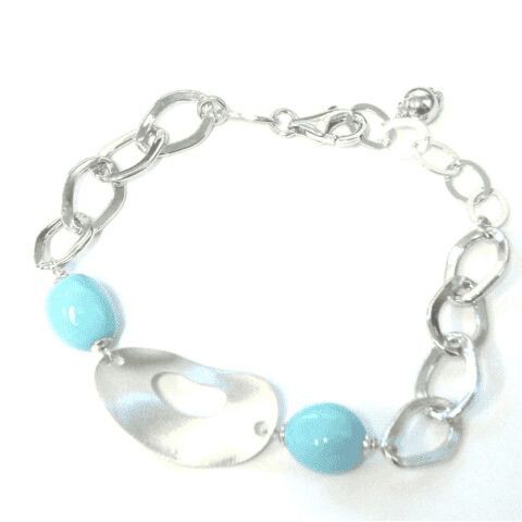 Braccialetto di moda con cristalli di turchese e catena in metallo argento, accessorio elegante e versatile.