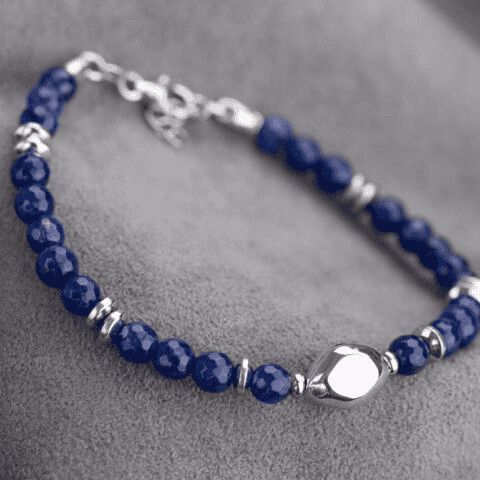 Berenice, gioielli inimitabili d'argento e perle oceaniche 2 Berenice, gioielli inimitabili d'argento e perle oceaniche. Bracciale in pietra blu con dettagli in argento, elegante e di tendenza. Perfetto come accessorio moda per valorizzare ogni outfit e portare buon fortuna.
