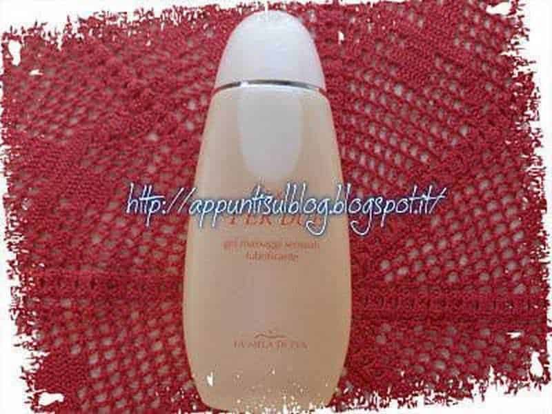 La Mela di Eva, prodotti per esaltare la seduzione 3 Bagnoschiuma vellutato con profumo delicato su superficie rossa, ideale per cura della pelle e relax quotidiano. Perfetto da integrare nella routine di bellezza e benessere.