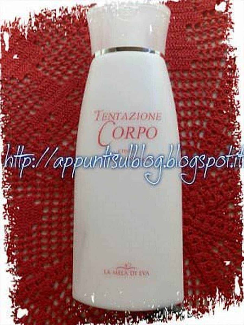 La Mela di Eva, prodotti per esaltare la seduzione 2 T الاتجاهات Corpo gel in bottiglia bianca con etichetta rossa, su sfondo rosso a maglia.