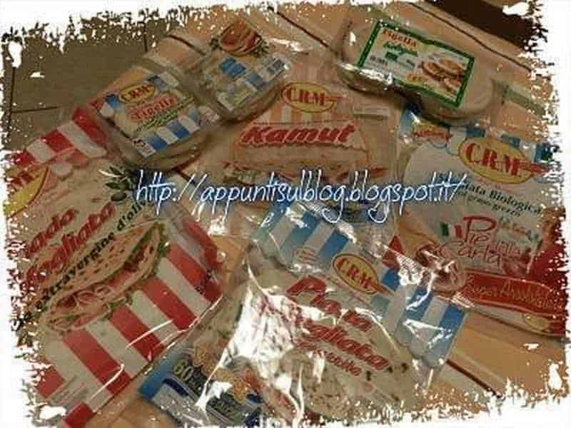 Piadine e le Tigelle CRM, una bontà della tradizione italiana Piadine e tigelle: Lattine di conserve e prodotti alimentari in confezioni singole, collage di snack e cibo in plastica, scena di cucina o dispensa. Perfetto per articoli su gustosi snack e alimentari confezionati italiani.