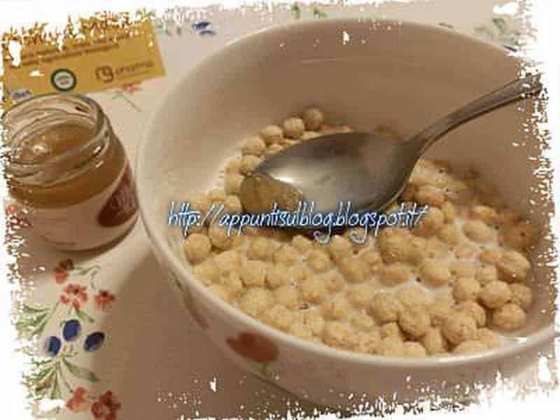 Croccantelle di cereali in una ciotola con latte, colazione sana e nutriente, snack leggero e energetico, alimenti ricchi di fibre e proteine, perfetto per una dieta equilibrata.