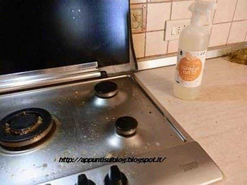 Bruciatori a gas sporchi e sporadici, cucina con piano in acciaio inox, pulizia cucina, utensili da cucina, appunti sul blog, consigli di cucina, blog di cucina italiana, manutenzione elettrodomestici cucina.