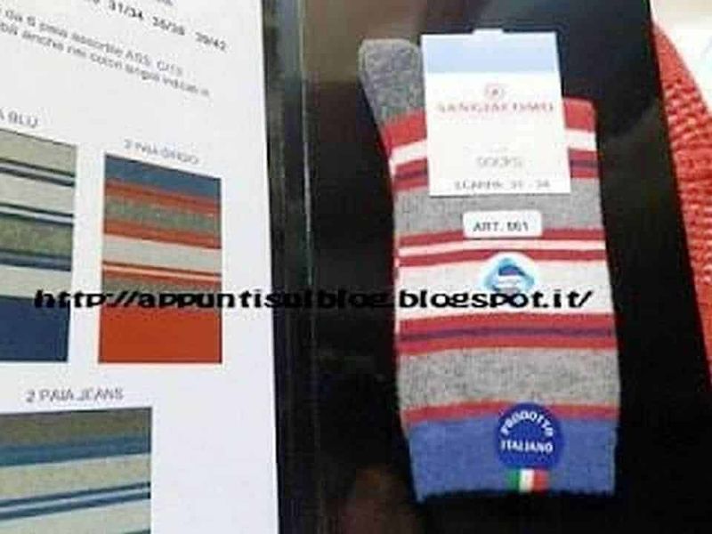 Calze San Giacomo per ogni piede calzini adatti 6 Valigia in tessuto con strisce colorate, logo "Prodotti Italiano" e etichetta "ART. 001" su sfondo nero, ideale per rivista tessile, moda o produzione di accessori italiani. Design pratico e di qualità.