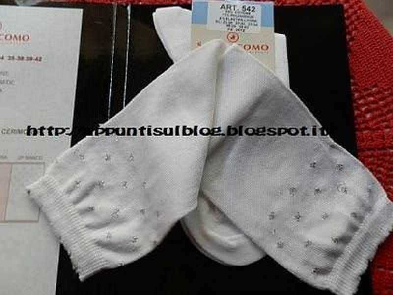 Calze San Giacomo per ogni piede calzini adatti 5 Calzini bianchi con piccole decorazioni, posizionati su un tavolo con documenti e scontrino, in stile casual e daily life.