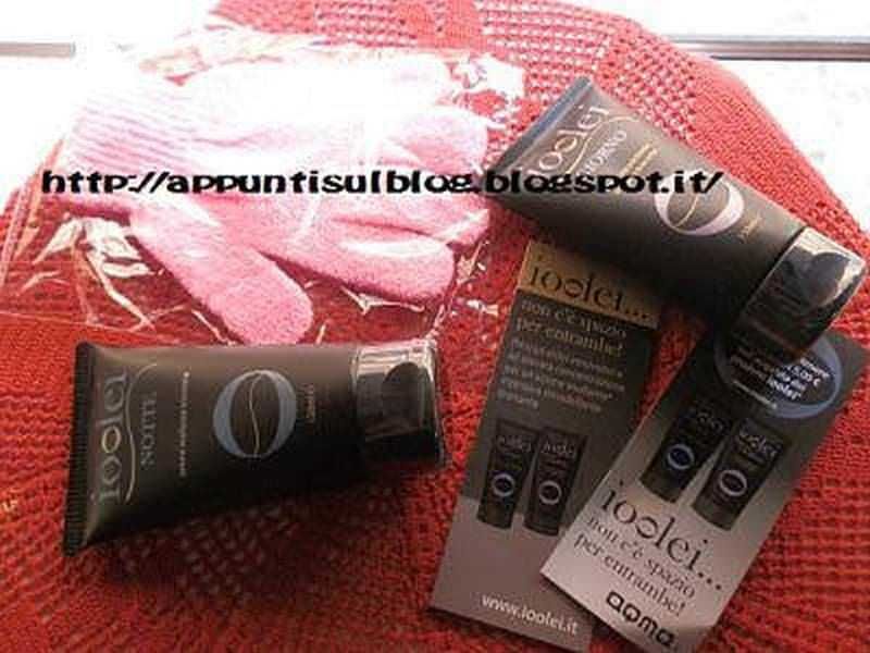 Crema viso moisturizer con design elegante, ideale per skincare quotidiana, in confezione cilindrica, posizionata su tovagliolo rosso, perfetta per trattamenti di bellezza e cura della pelle.