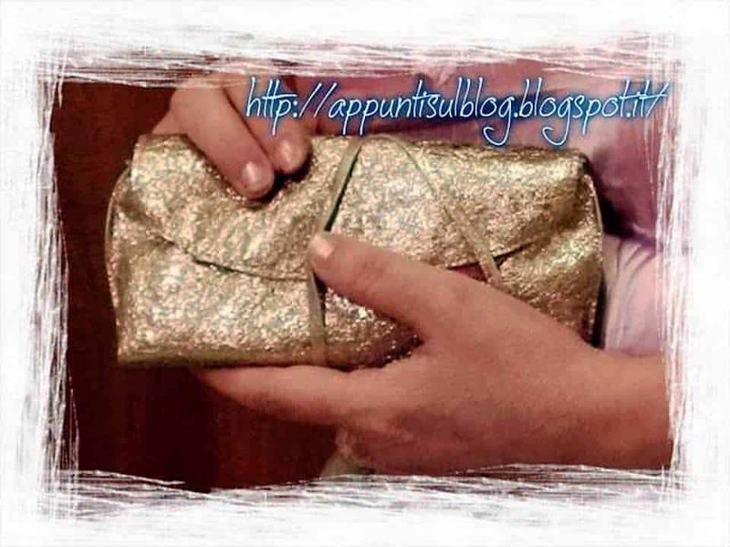 Borsa clutch dorata con nastro, accessori moda femminile, regalo speciale, stile elegante, tendenza fashion 2023.