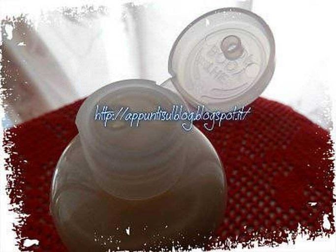The Body Shop cosmetica che ti abbraccia dolcemente 5 Contenitore vuoto di crema, crema spalmabile, cosmetici, con tappo aperto, uso quotidiano, prodotto di bellezza, contenere cosmetici, appunti sul blog, blog di bellezza e cura personale, esempio di confezione cosmetica.