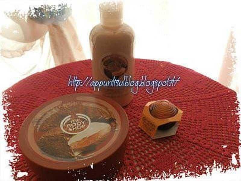 Profumo di creme corpo, balsamo e cosmetici naturali per la cura della pelle e il benessere quotidiano. Prodotti in confezioni accattivanti, ideali per sonni tranquilli e routine di bellezza.