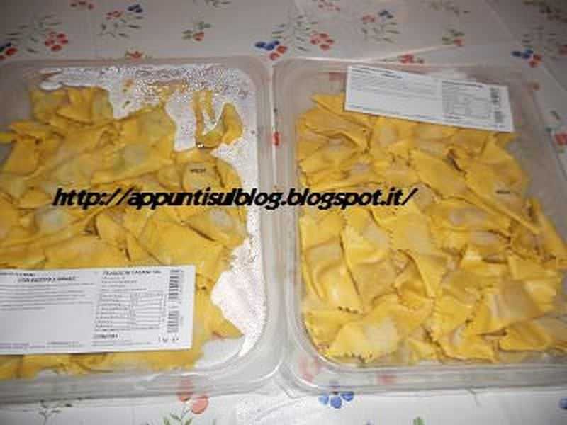 Tradizioni Padane, prodotti alimentari dalle tradizioni padane Freschee tagliatelle di pasta all'uovo surgelata, pronte per essere cucinate, in contenitori di plastica con etichette dettagliate, ideali per ricette tradizionali italiane.