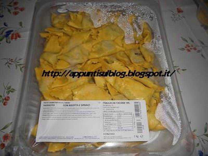 Tradizioni Padane, prodotti alimentari dalle tradizioni padane Carne di pollo surgelata pronta per la cottura, confezionata in un vassoio di plastica. Ideale per cene veloci e pasti sani, perfetta per conservare e preparare ricette gustose.