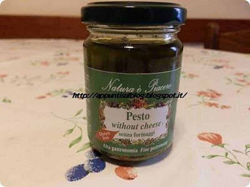 Pesto senza formaggio in barattolo, alternativa vegana e saporita per condimenti alimentari, ideale per chi segue una dieta vegetariana o vegana, perfetto per insalate e panini.