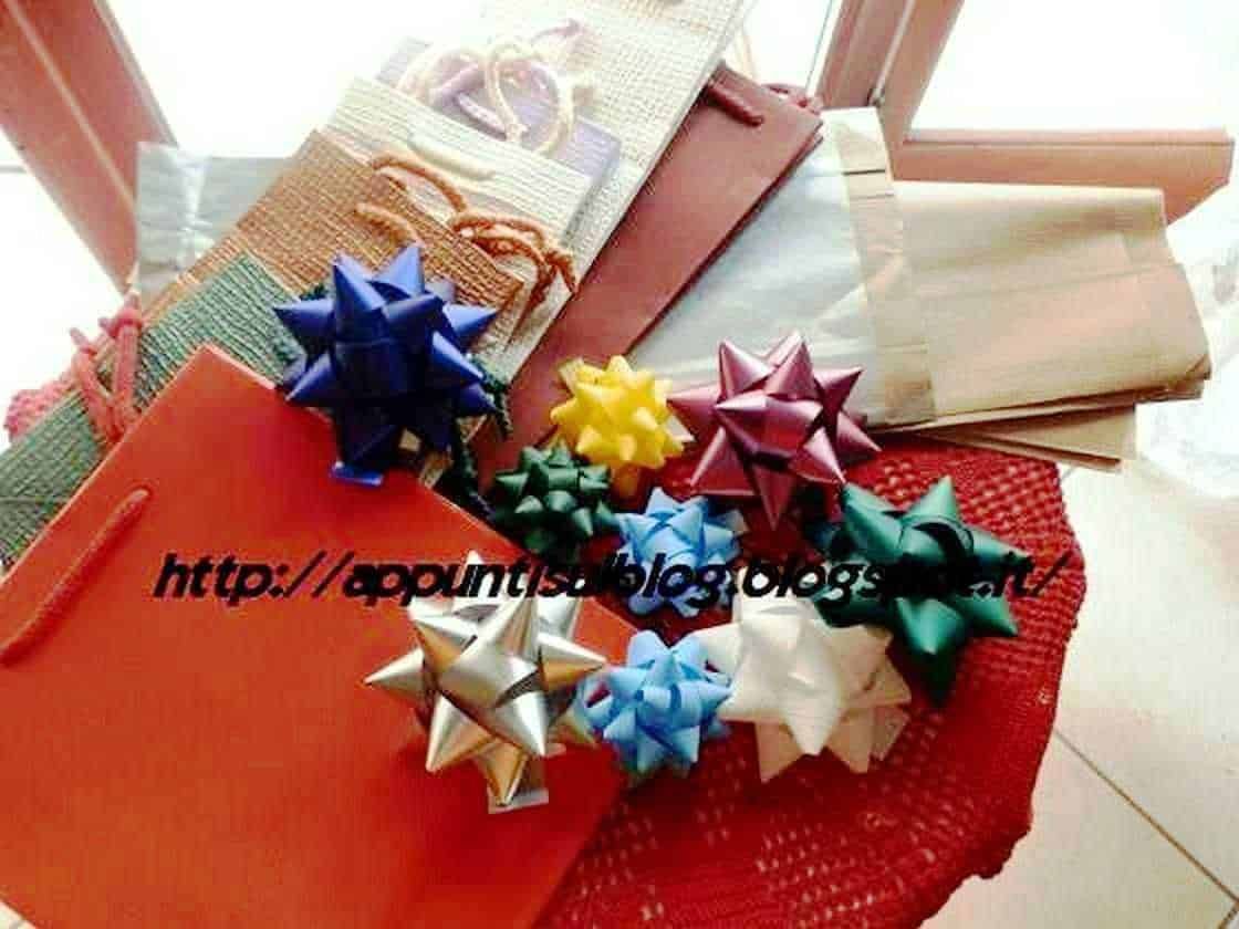 Cofanetti regalo con fiocchi colorati, presenti su tavolo in ambiente luminoso, pronti per occasioni speciale o festività, decorati con nastri eleganti e carta regalo di qualità.