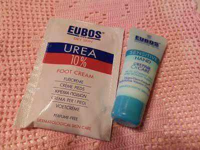 Crema piedi Urea 10% e crema mani idratanti su asciugamano rosa, prodotti per cura della pelle secca, idratazione e sollievo da screpolature e irritazioni, skincare naturale e dermatologicamente testata.