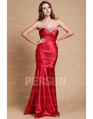 Elegante abito lungo rosso da sera con corpetto ricamato e strass, perfetto per occasioni speciali e eventi formali.