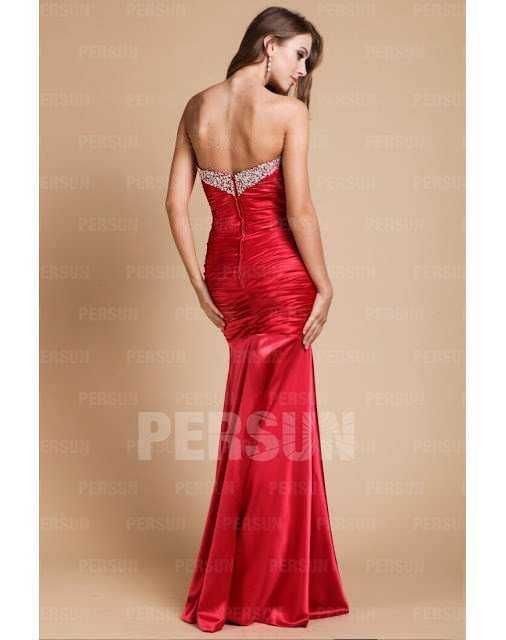 Elegante abito da sera rosso con dettagli in pizzo sul busto, lungo e aderente, perfetto per occasioni speciali e eventi formali. Design raffinato e moda femminile di alta qualità.