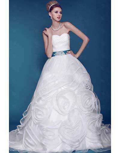 Elegante abito da sposa bianco con drappeggi e dettagli di rose, look sofisticato e romantico per matrimonio e cerimonie speciali.