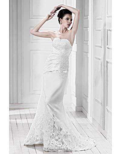 Elegante abito da sposa bianco con dettagli in pizzo, stile classico e raffinato, perfetto per matrimoni e occasioni speciali.