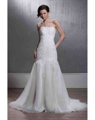 Abito da sposa in pizzo bianco con gonna fluida e strascico, perfetto per matrimonio elegante.