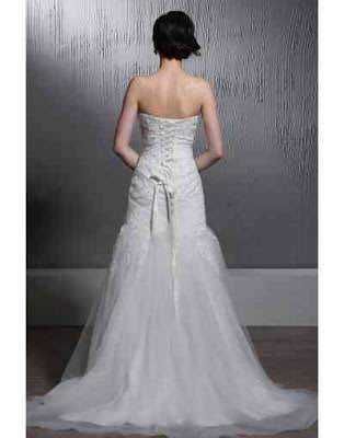 Vestito da sposa bianco con gonna lunga e dettagli eleganti, vista da dietro su sfondo grigio.