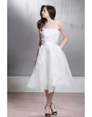 Vestito da donna bianco in pizzo senza maniche, elegante e sofisticato, perfetto per occasioni speciali o matrimoni, modellato sulla figura femminile.