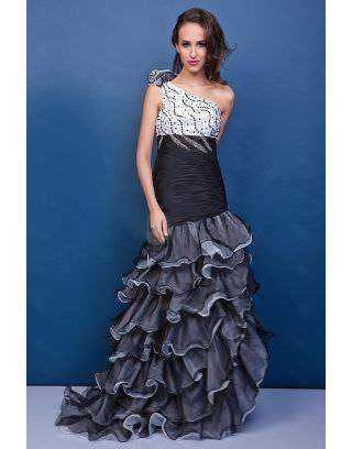 Vestito lungo da sera con dettagli in pizzo e balze in chiffon, abbigliamento elegante donna, look da sera, stile sofisticato e glamour, moda occasioni speciali.