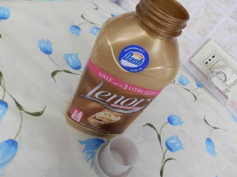 Lenor ammorbidente per il bucato alla vaniglia 2 Ammorbidente per il bucato alla vaniglia: Lenor vaniglia: Latte al cioccolato Leore in bottiglia, bevanda cremosa e gustosa, ideale per colazione o merenda, con ricco sapore di cioccolato e vaniglia, contenuto in una pratica bottiglia da 3 litri.