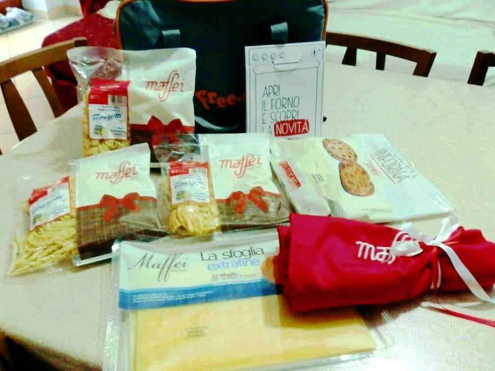 Filenames: prodotti pasta e biscotti Maffei su tavolo, immagini di vari pacchetti di pasta e biscotti Maffei, evento promozionale, prodotti alimentari italiani.