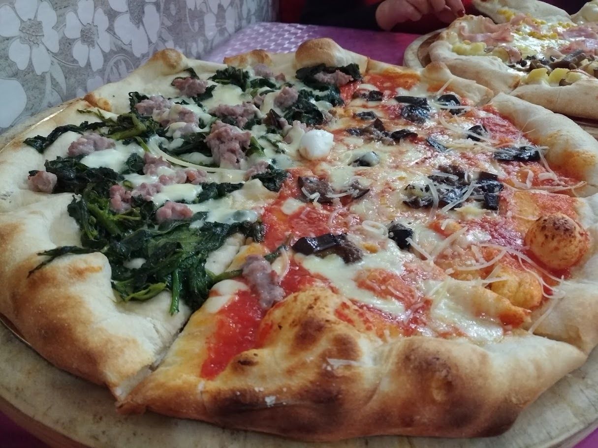Pizza Margherita con pomodoro mozzarella e basilico e pizza con verdure